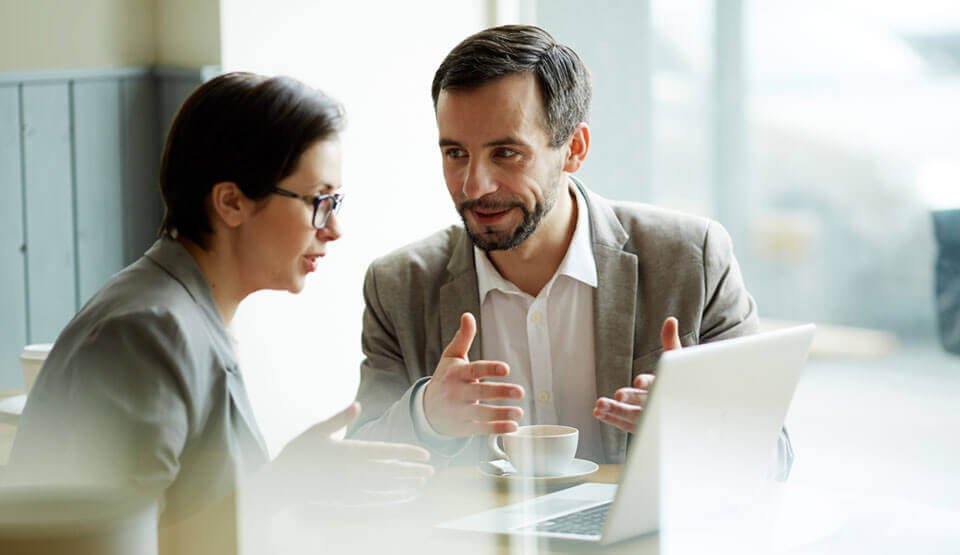 Conseillers accompagnant un client dans son projet de financement