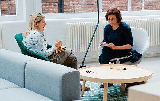 Particuliers étudiant un projet de financement