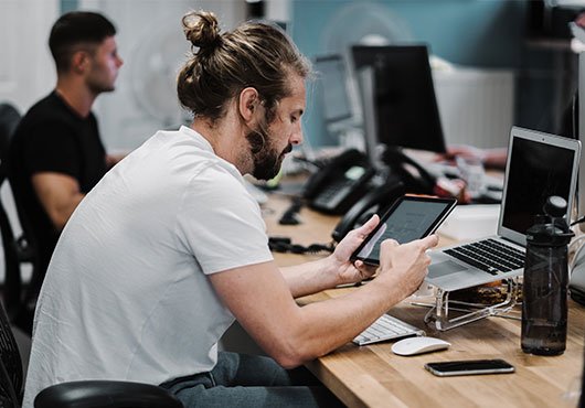 Professionnel indépendant au travail